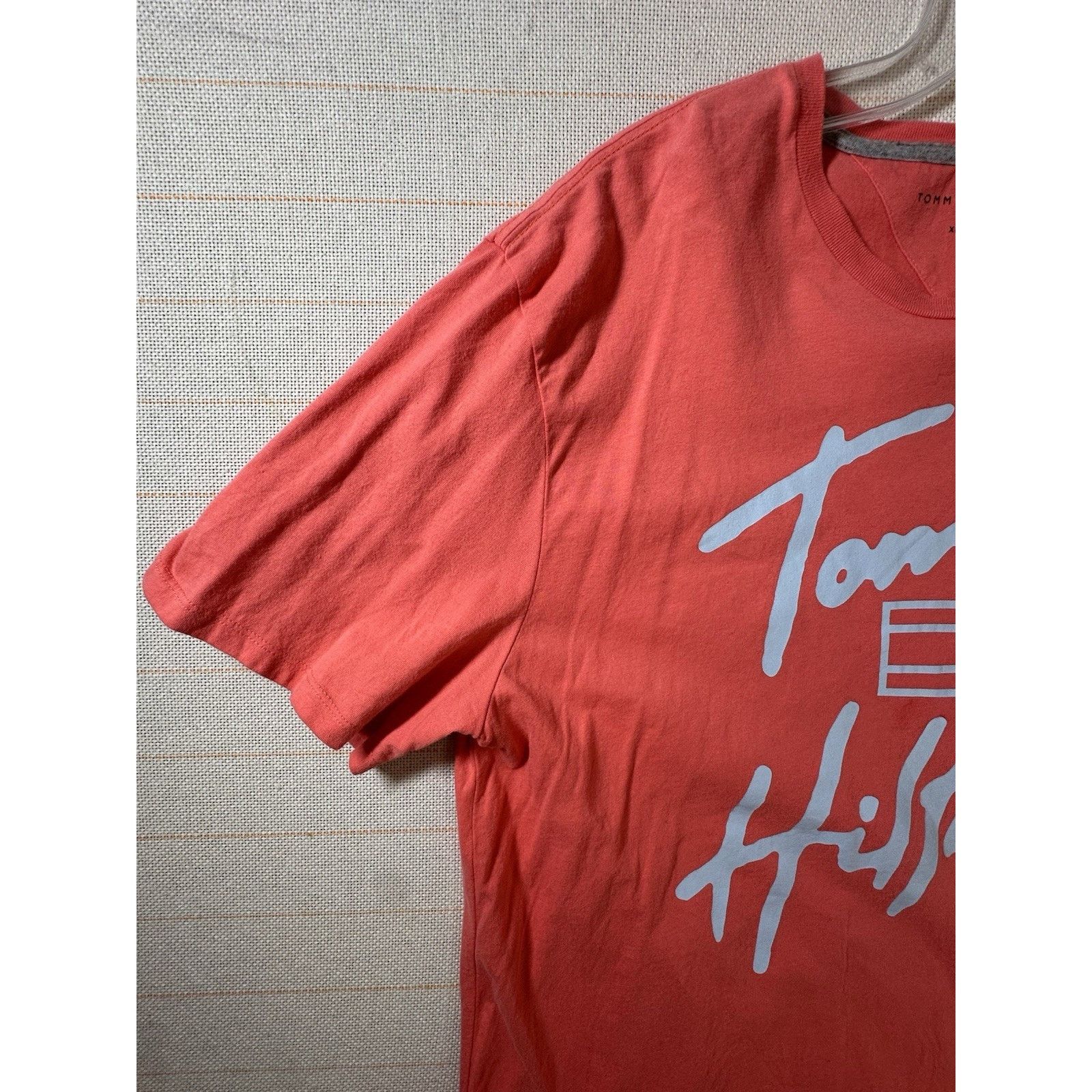 Tommy Hilfiger Tommy Hilfiger T-Shirt Coral Script Logo Size US XL / EU 56 / 4 - 3 Thumbnail