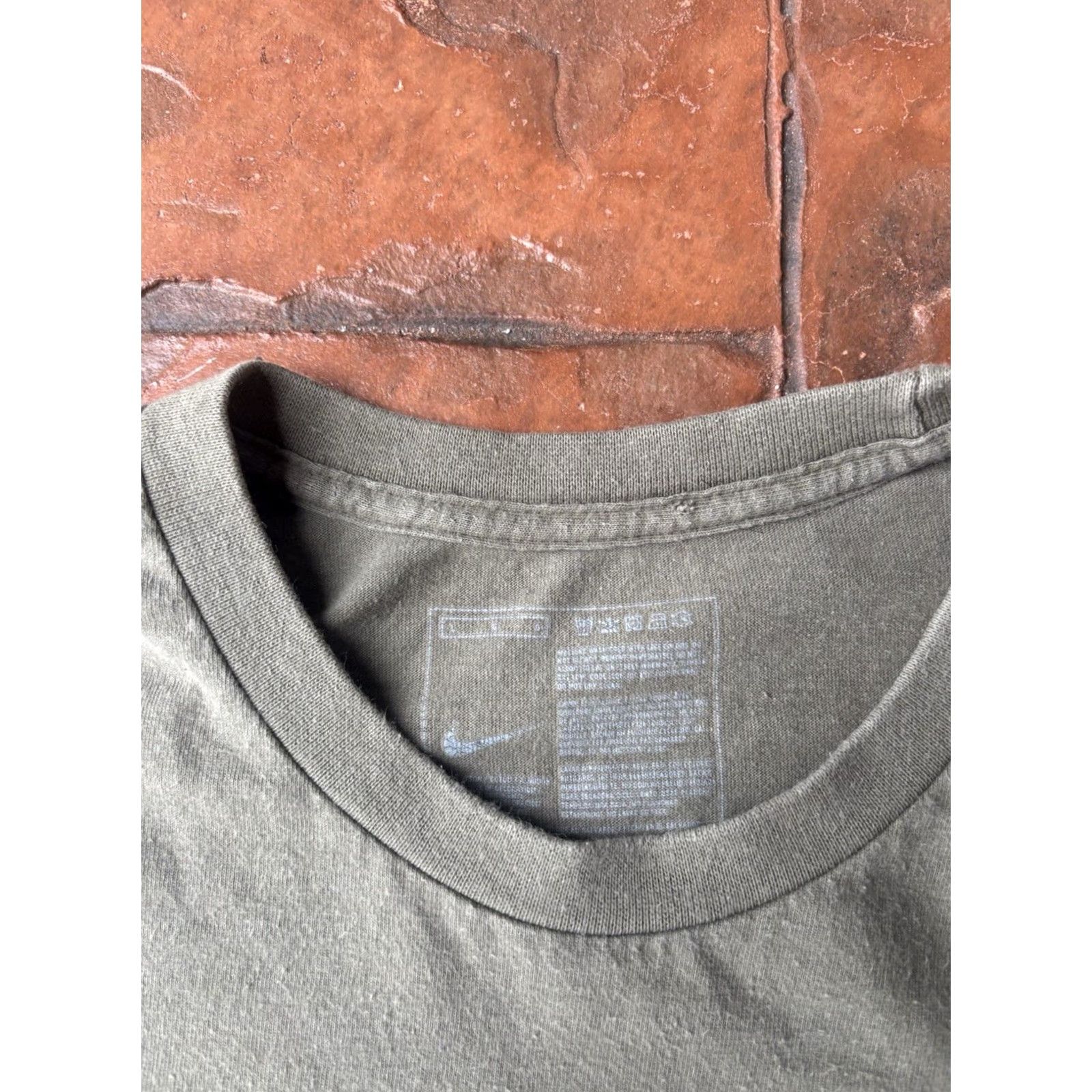 Nike VINTAGE Nike Essential T-Shirt Unisex Adults L Green Nike Swoosh 90s Sports Graphic Print Size US L / EU 52-54 / 3 - 2 Thumbnail