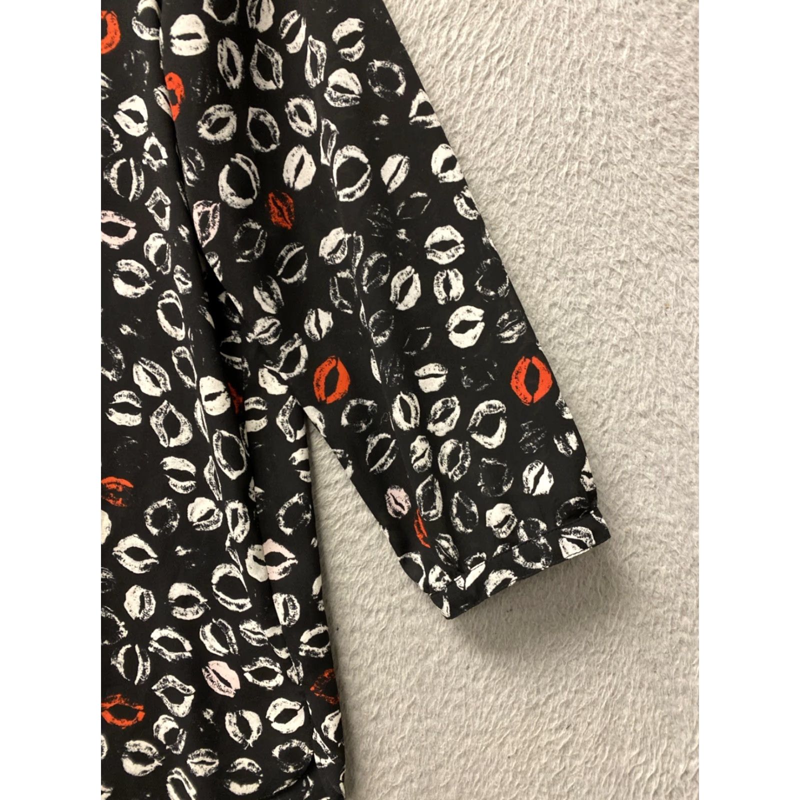 NYDJ VINTAGE NYDJ Blouse Shirt Womens S Black Lips Pullover 3/4 Sleeve V-Neck Knit Pleated Balloon Casual Hip Length Size S / US 4 / IT 40 - 2 Thumbnail