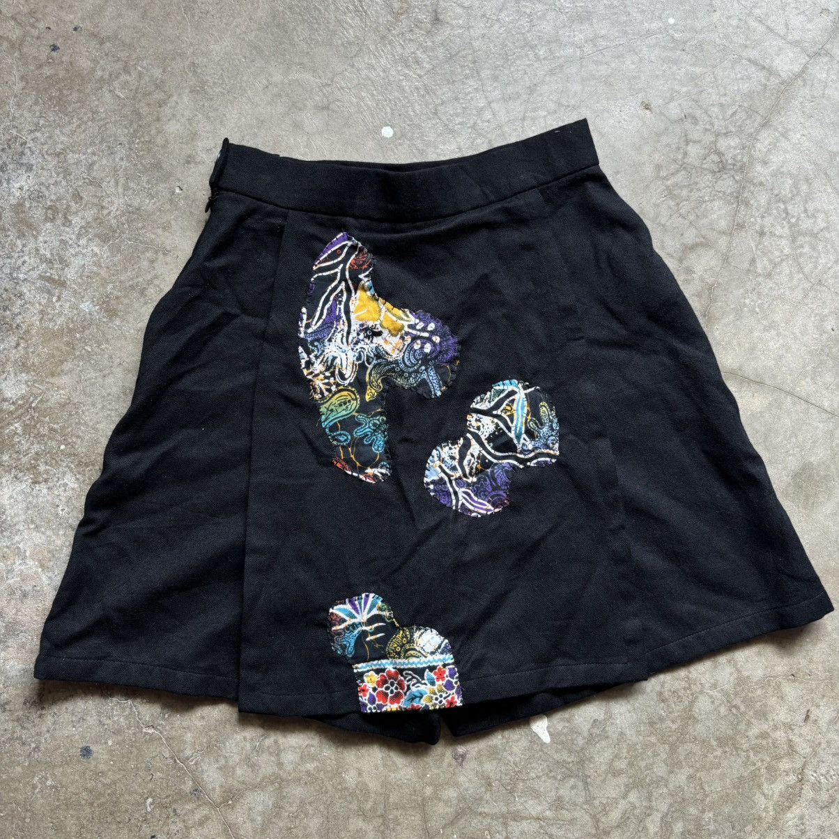 Givenchy Givenchy skirt short custom batik malaysia Size 26" / US 2 / IT 38 - 2 Thumbnail