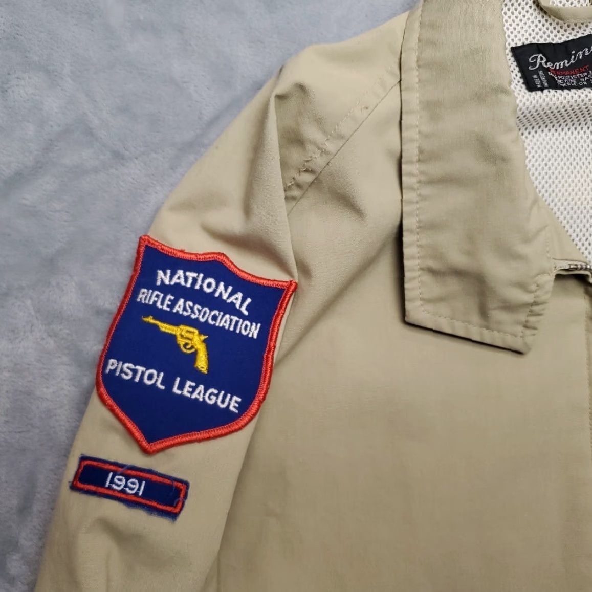 Pistola VINTAGE Remington Bomber Jacket Mens L Khaki Beige Poplin NRA Pistol Outdoor 90s Mens Size US L / EU 52-54 / 3 - 7 Thumbnail