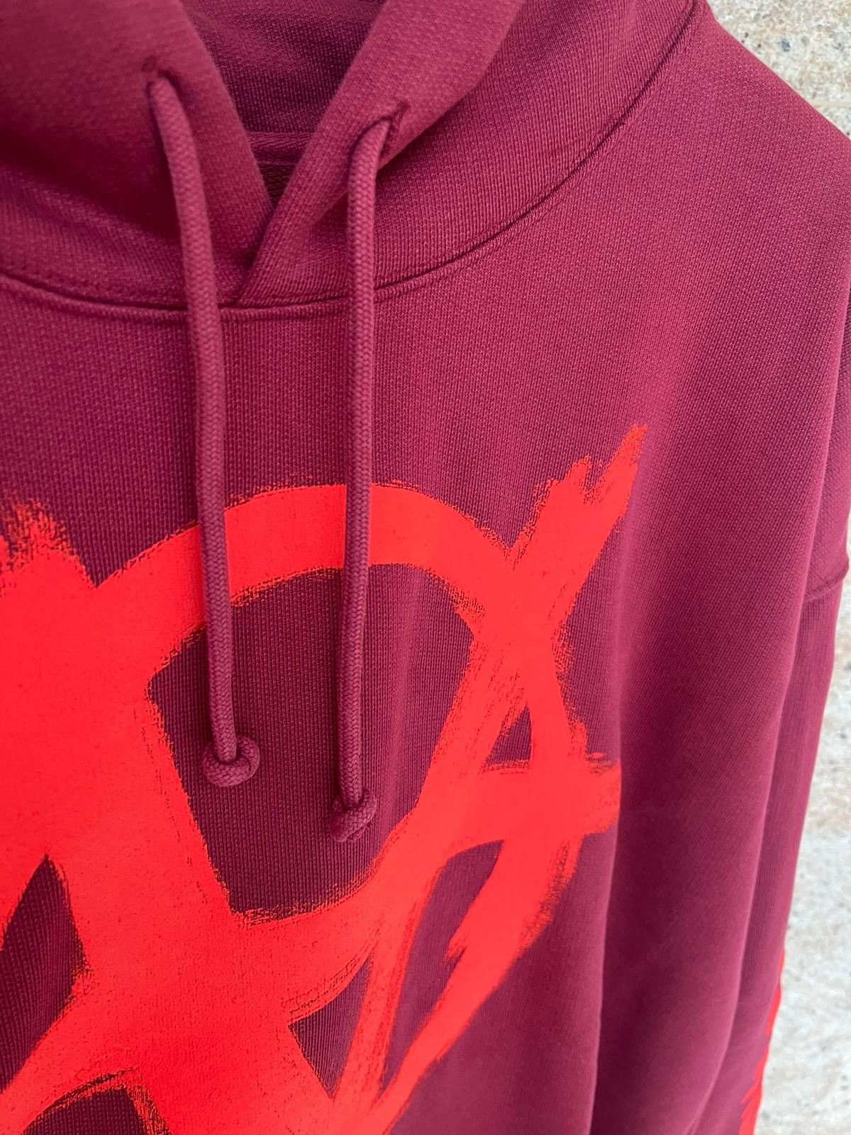 Vetements Anarchy Gothic Logo Hoodie in Bordeaux Size US L / EU 52-54 / 3 - 7 Thumbnail