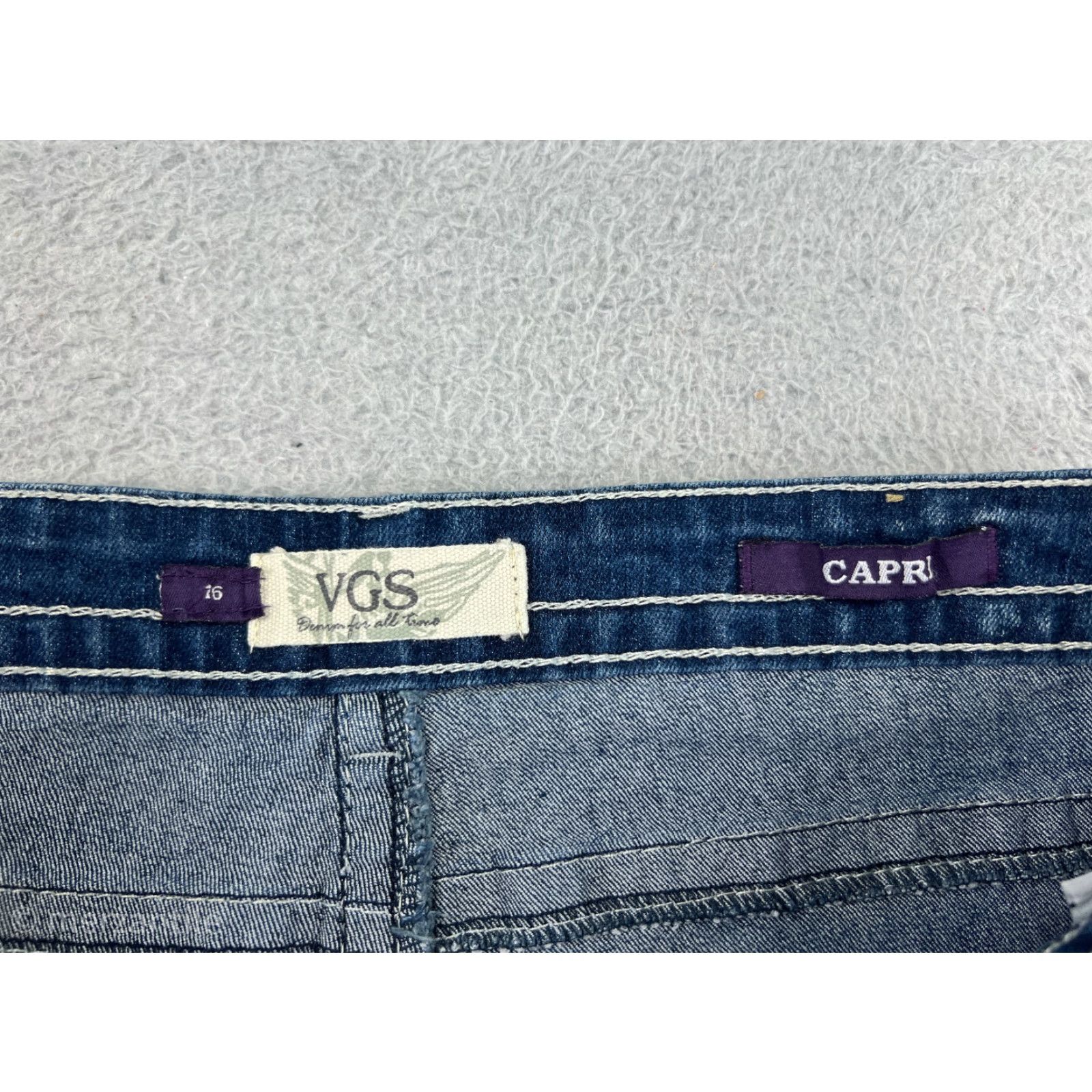 Vintage VIGOSS Jeans Women 10 Blue Denim Capri Embroidered Bling Cotton Stretch Capri Jeans Women 10 Blue Denim Capri Embroidered Bling Cotton Stretch Mens? Size 32" / US 10 / IT 46 - 4 Thumbnail
