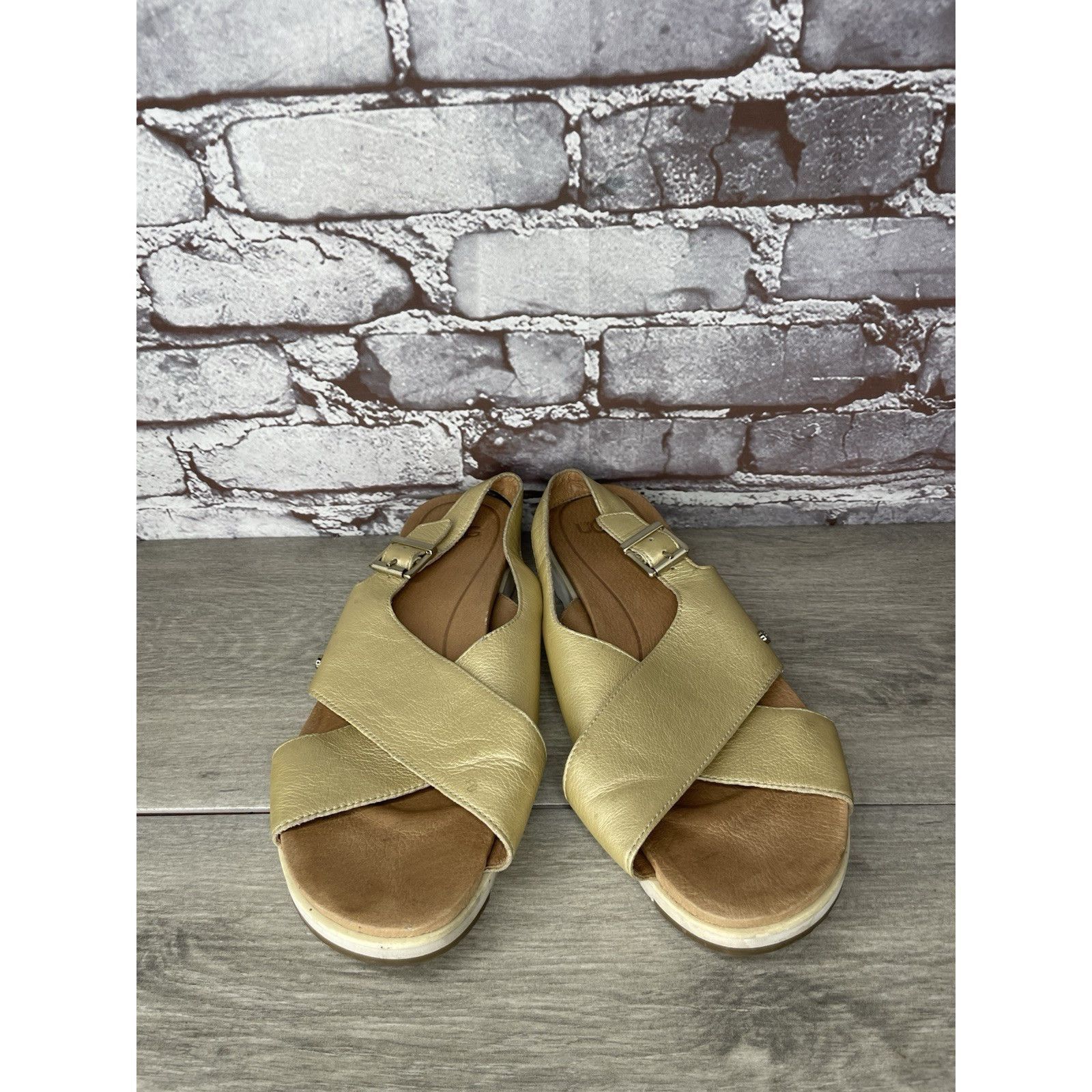 Ugg UGG Gold Leather Kamile Cross Strap Comfort Sandals Women Sz Size US 10 / IT 40 - 13 Thumbnail