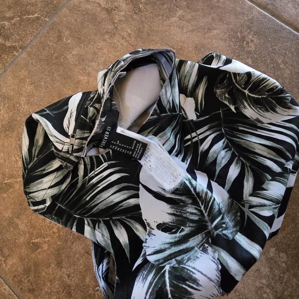 Forever 21 Black White Tropical F21 Cropped Tank Size S / US 4 / IT 40 - 3 Thumbnail
