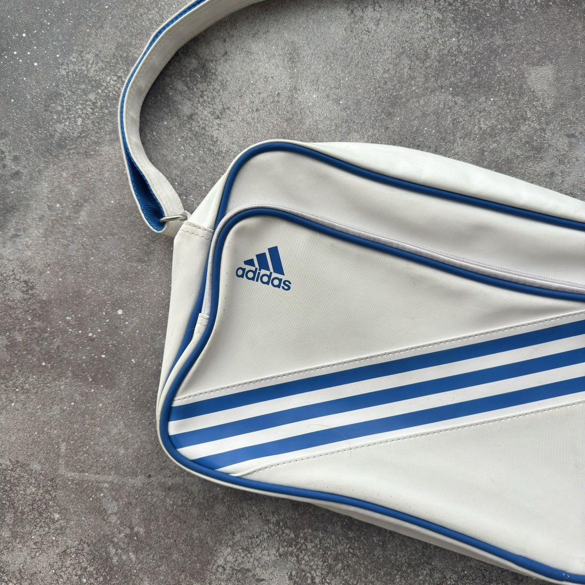 Adidas × Vintage Adidas Y2K Vintage Crossbody Bag Size ONE SIZE - 2 Thumbnail