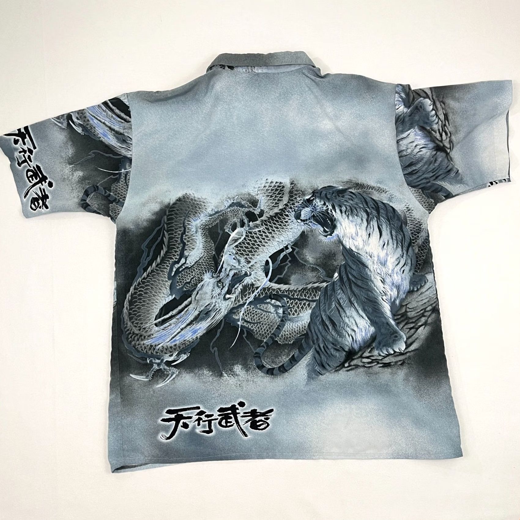 Vintage Y2K Billion Bay Shirt Mens XL Gray Dragon Tiger Lion AOP All Over Button Up VTG Size US XL / EU 56 / 4 - 2 Thumbnail