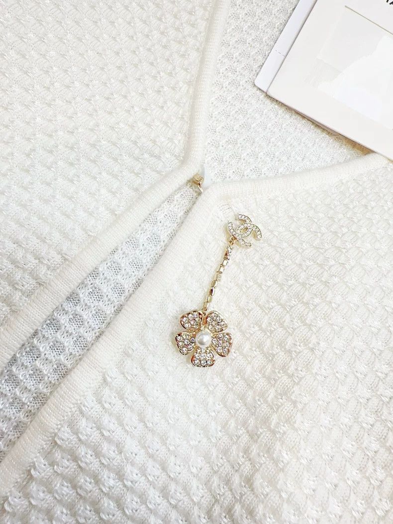 Chanel Chanel 25P white brooch button knitted cardigan cloak coat Size XXS / US 00 / IT 34 - 3 Thumbnail
