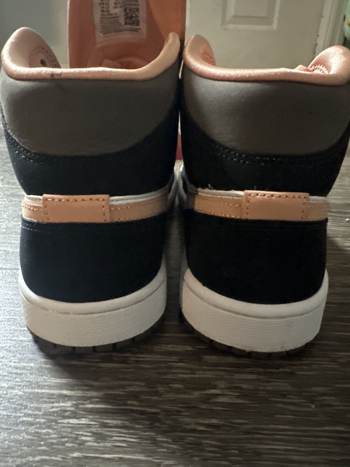 Jordan Brand Women’s Air Jordan 1 MID SE Size US 10 / IT 40 - 4 Thumbnail