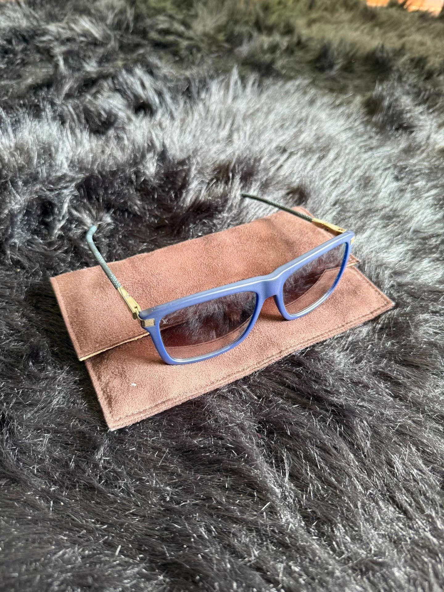 Louis Vuitton Louis Vuitton Portable Sunglasses Q17 Size ONE SIZE - 1 Thumbnail