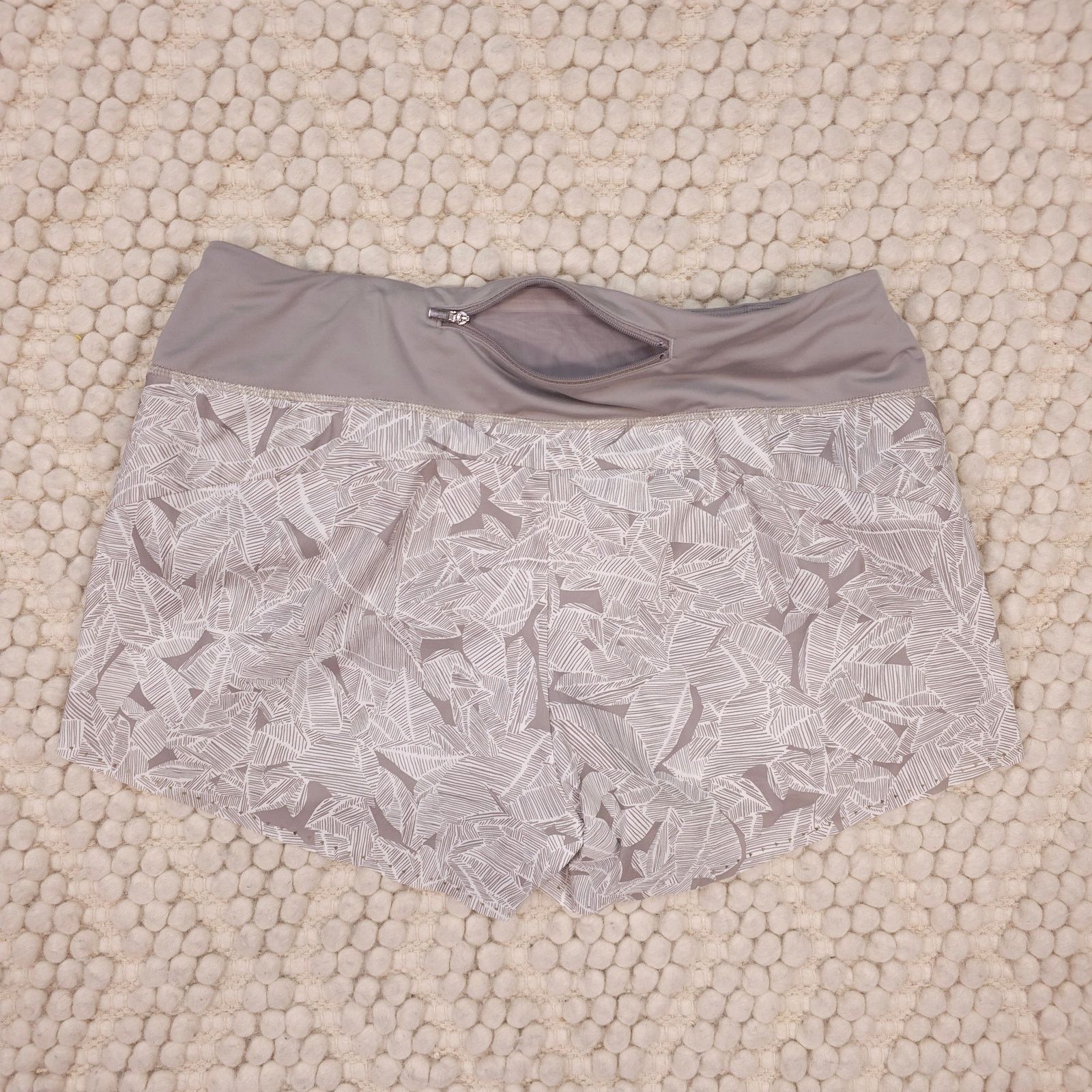 Athleta Athleta Print Laser Run Shorts Taupe Leaf Print Sz Medium Size 30" / US 8 / IT 44 - 4 Thumbnail