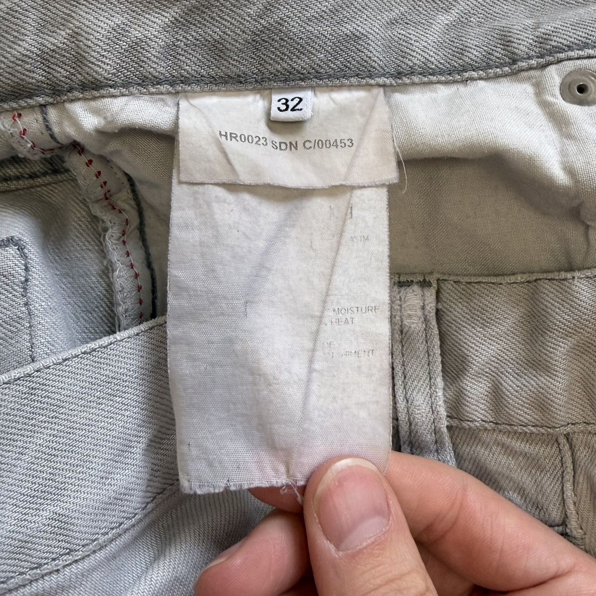 Helmut Lang OG ‘Thrashed’ Gray Cut Off Jean Shorts Size US 32 / EU 48 - 13 Thumbnail
