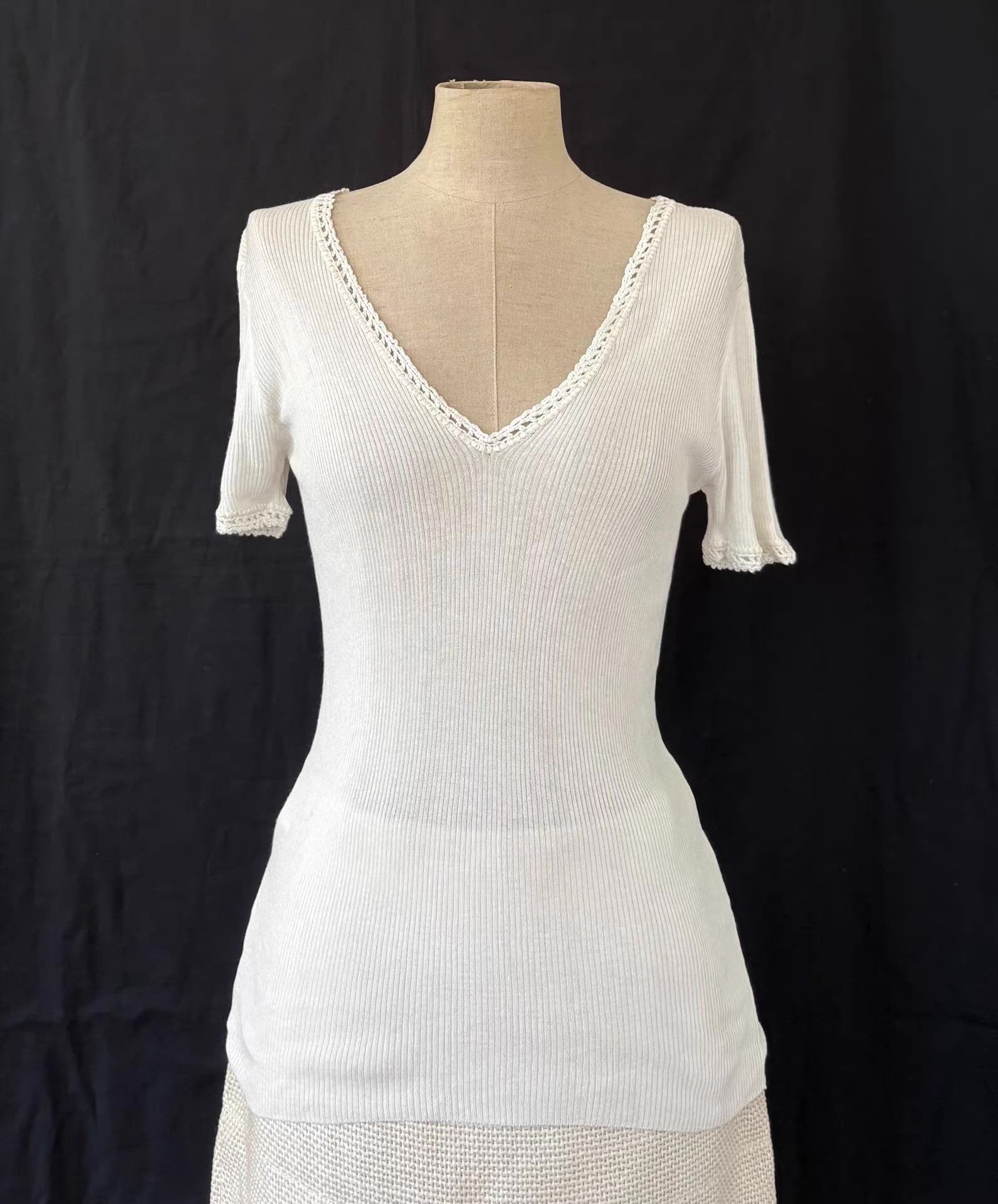 Dolce & Gabbana c Dolce & Gabbana Women's White V-Neck Knit T-shirt。Ｑ21 Size L / US 10 / IT 46 - 1 Thumbnail