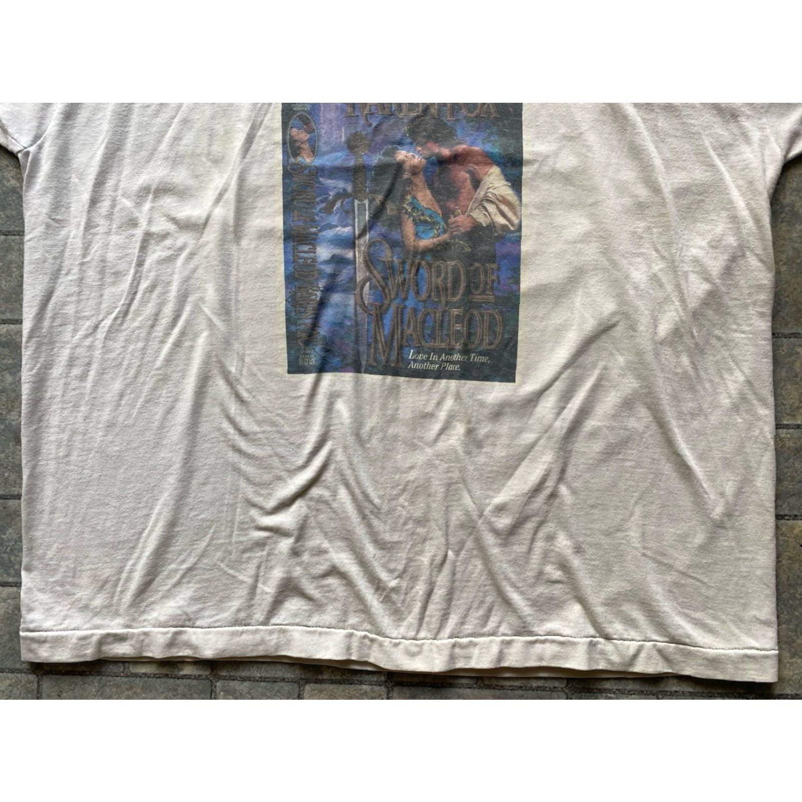 Fruit Of The Loom VINTAGE Fruit of the Loom T-Shirt Mens 2XL White Short Sleeve Romance Novel Karen Fox Sword Of MacLeod Size US XXL / EU 58 / 5 - 3 Thumbnail