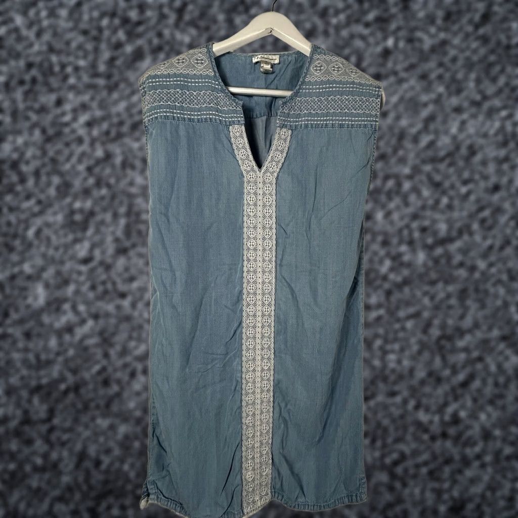 Neiman Marcus Neiman Marcus Womens Sleeveless Embroidered Shift Mini Dress Chambray Sz Medium Size M / US 6-8 / IT 42-44 - 1 Thumbnail