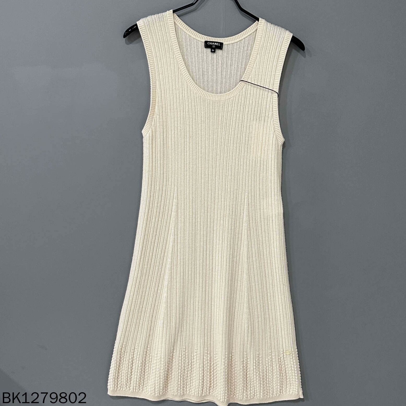 Chanel Chanel Knit White Dress M Women Size M / US 6-8 / IT 42-44 - 1 Thumbnail