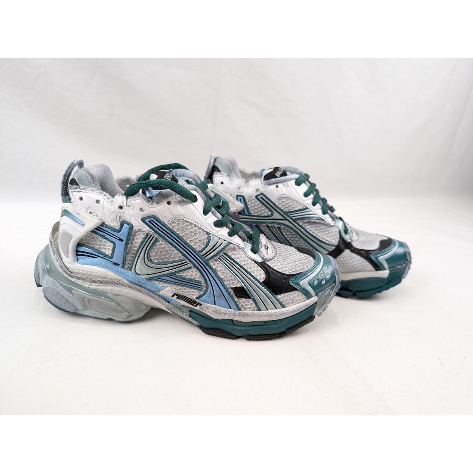 Balenciaga o1rshd1 Runners Gradient Mesh Rubber in White/Green/Blue Size US 11 / EU 44 - 11 Thumbnail