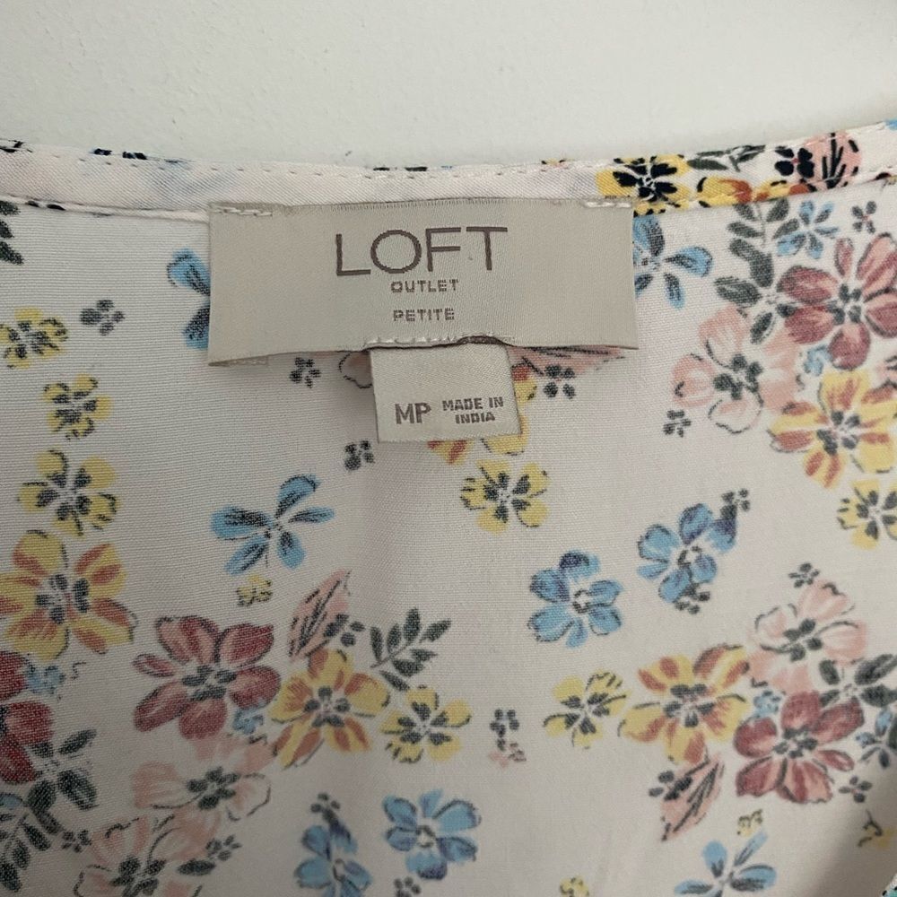 Loft Ann Taylor LOFT Women’s Size MP White Floral Blouse Short Sl Size M / US 6-8 / IT 42-44 - 4 Thumbnail