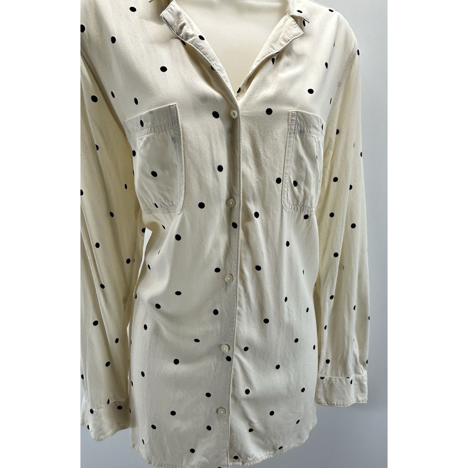 Old Navy OLD NAVY Women’s Sz L Cream Polka Dot 2 Pocket Blouse. Size L / US 10 / IT 46 - 2 Thumbnail