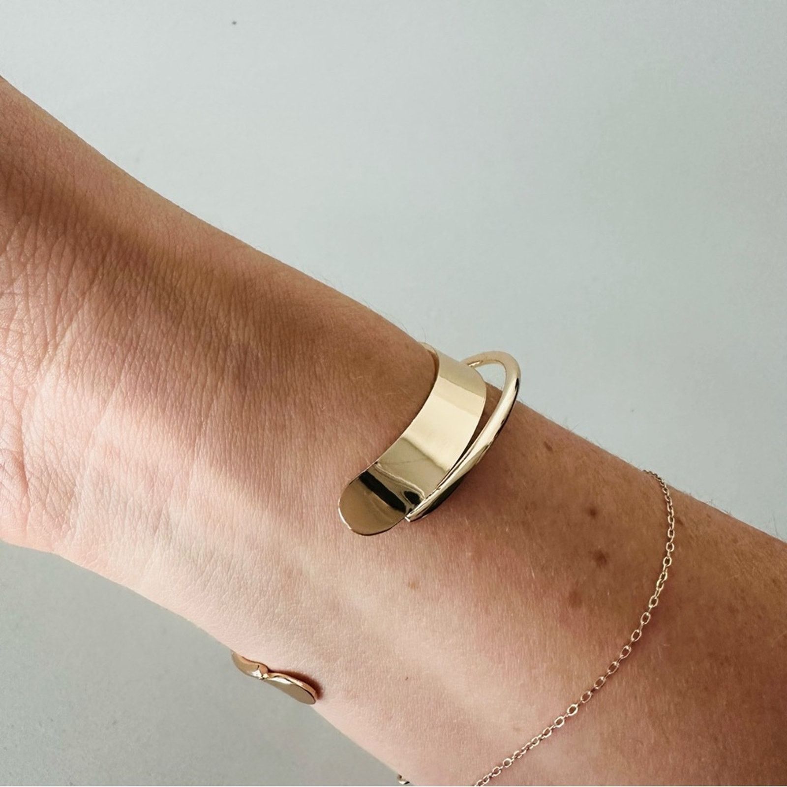 Nordstrom NEW NORDSTROM REVOLVE Slim Band Twisted Bracelet Bangle Cuff Size ONE SIZE - 12 Thumbnail
