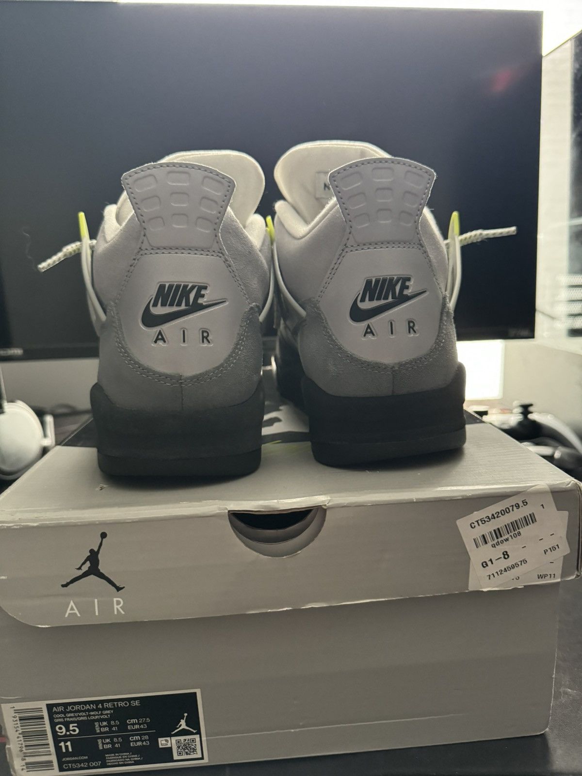 Jordan Brand × Nike Air Jordan 4 “neon 95” Size US 9.5 / EU 42-43 - 2 Thumbnail