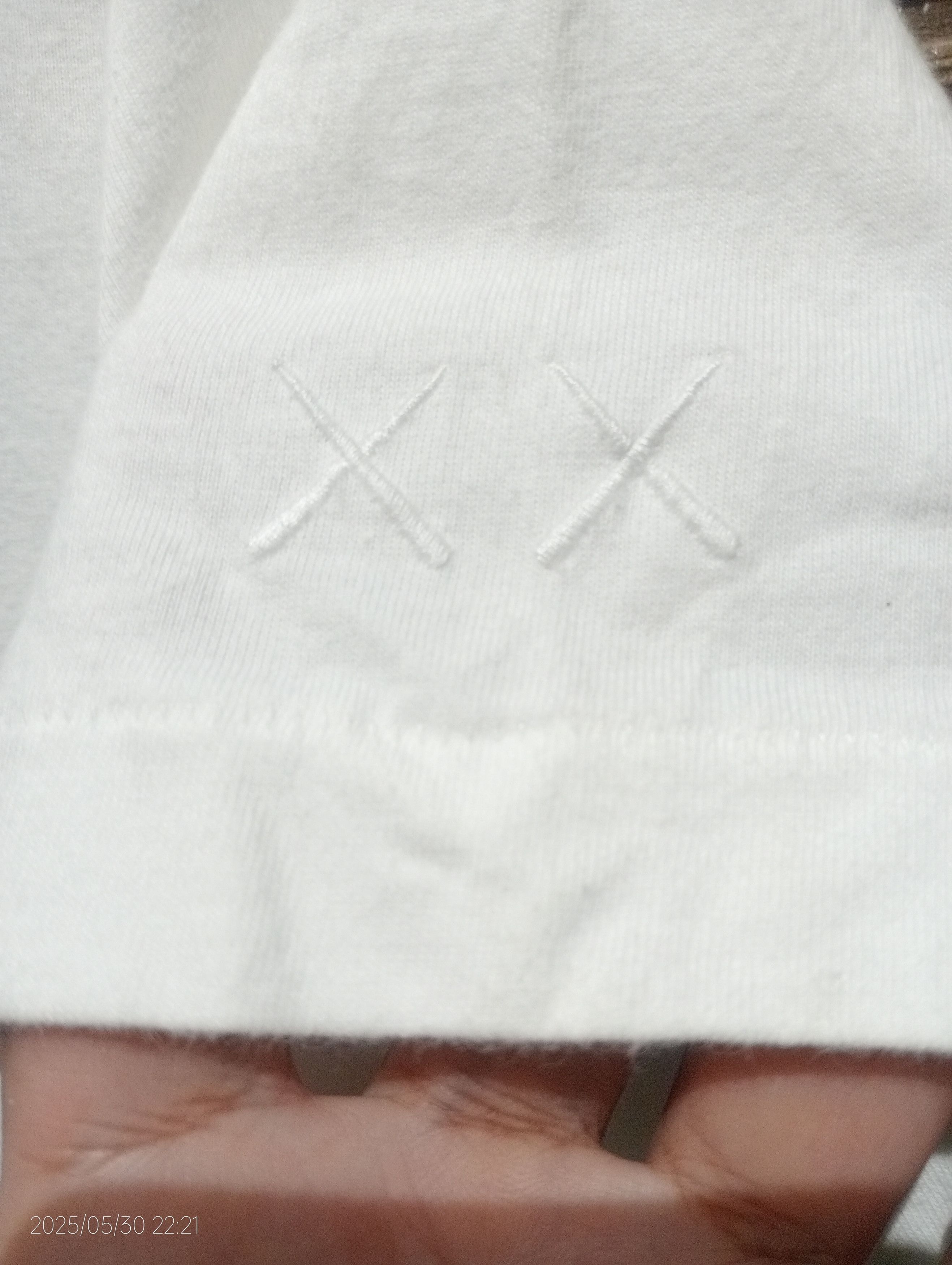 Kaws × Uniqlo KAWS Uniqlo Gone Tee Size US L / EU 52-54 / 3 - 9 Thumbnail