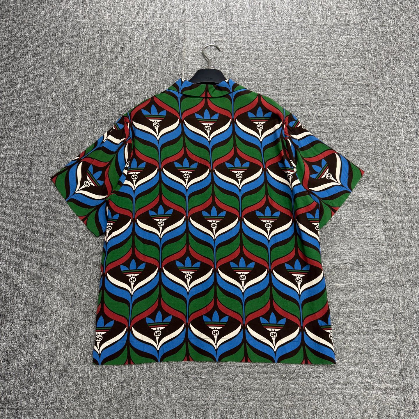 Gucci Gucci x Adidas Full Print Short Sleeve Shirt Size 50 Size US M / EU 48-50 / 2 - 5 Thumbnail
