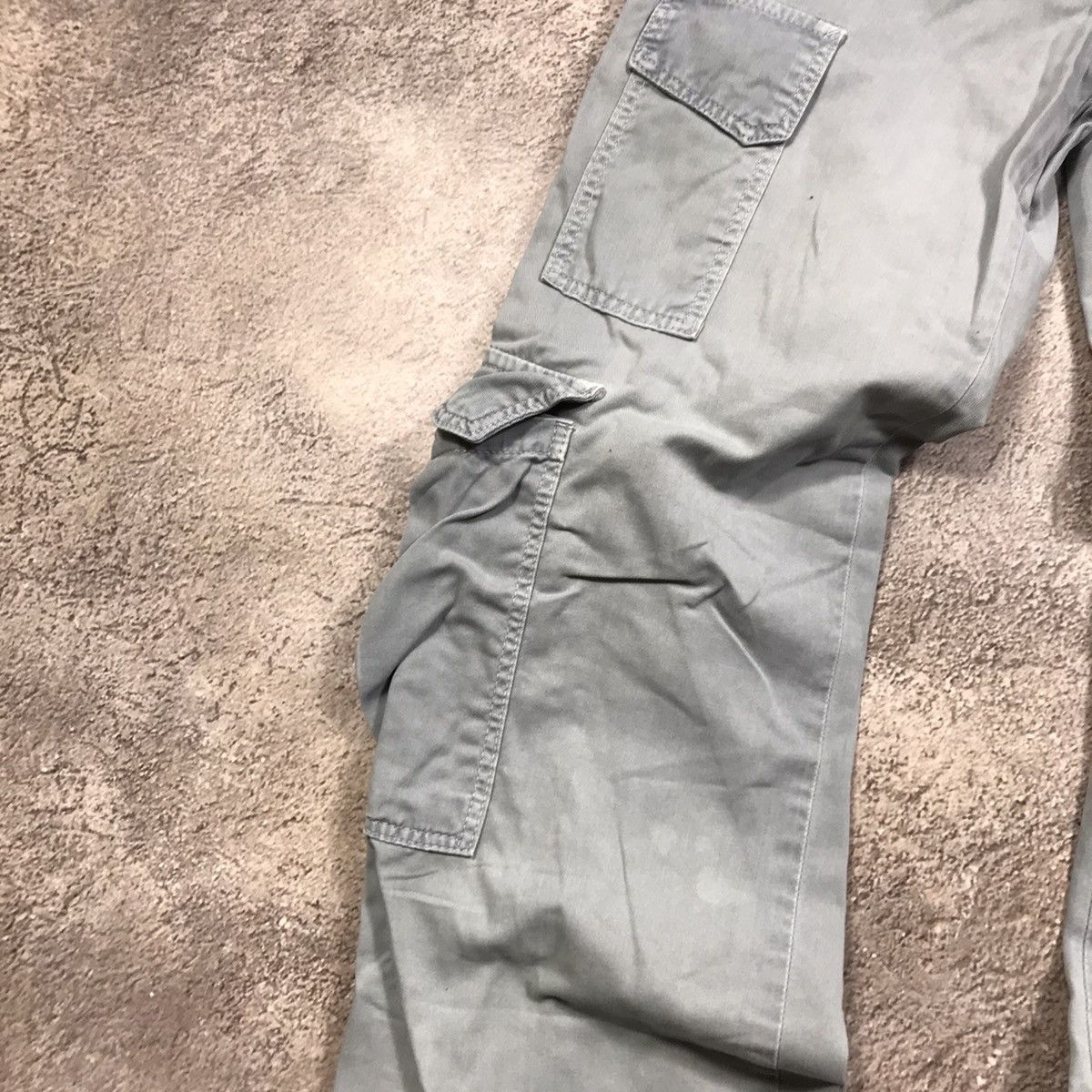 Vintage Y2K Distressed Baggy Cargo Pants Thrashed Techwear Logo 26 Size US 26 / EU 42 - 2 Thumbnail