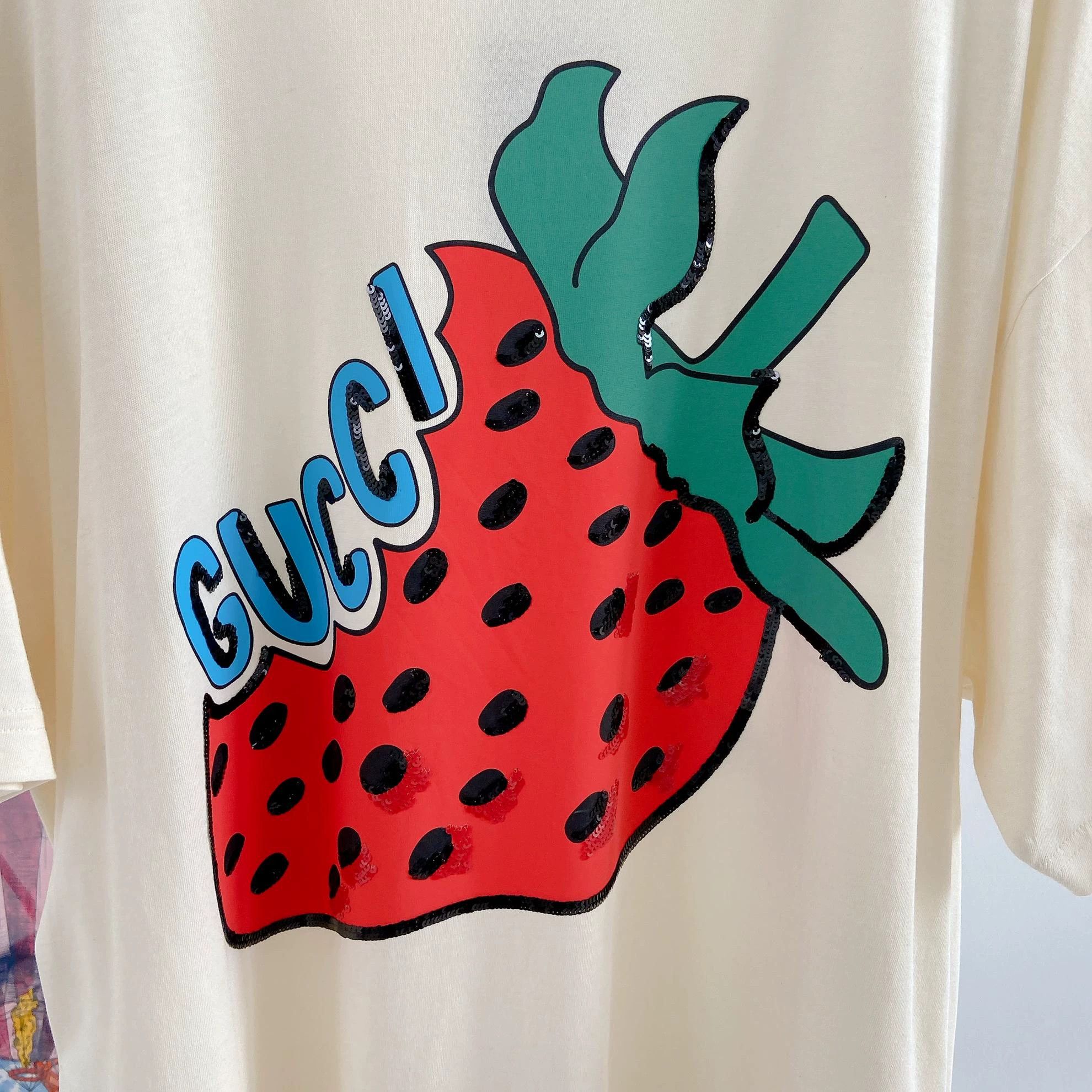 Gucci Gucci Sequin Strawberry Tee L tagged Size US L / EU 52-54 / 3 - 6 Thumbnail