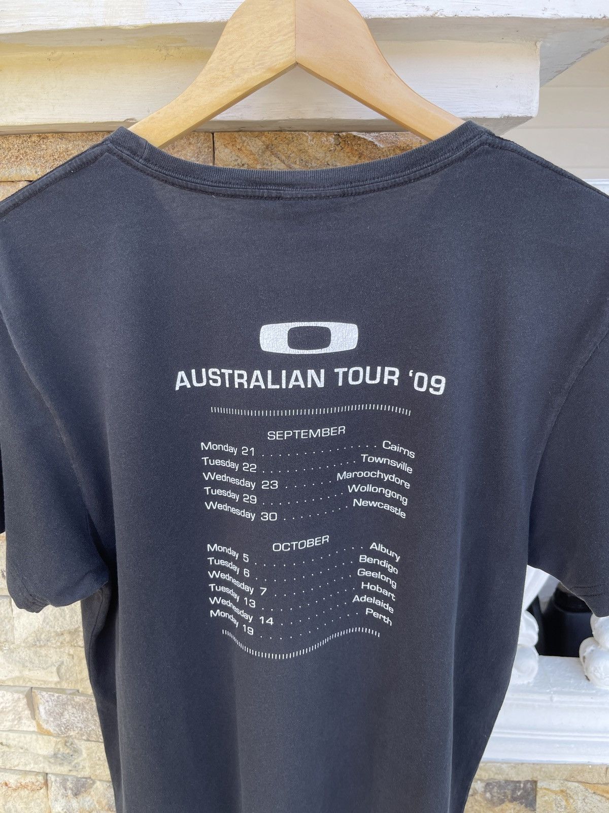 Oakley Rare🔥Vintage 09’OAKLEY Center Logo T-Shirt Size US L / EU 52-54 / 3 - 5 Thumbnail