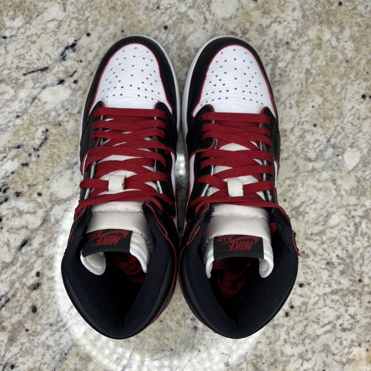 Jordan Brand Size 9.5 - Jordan 1 High OG Bloodline 2019 Light Wear W/Box Size US 9.5 / EU 42-43 - 6 Thumbnail