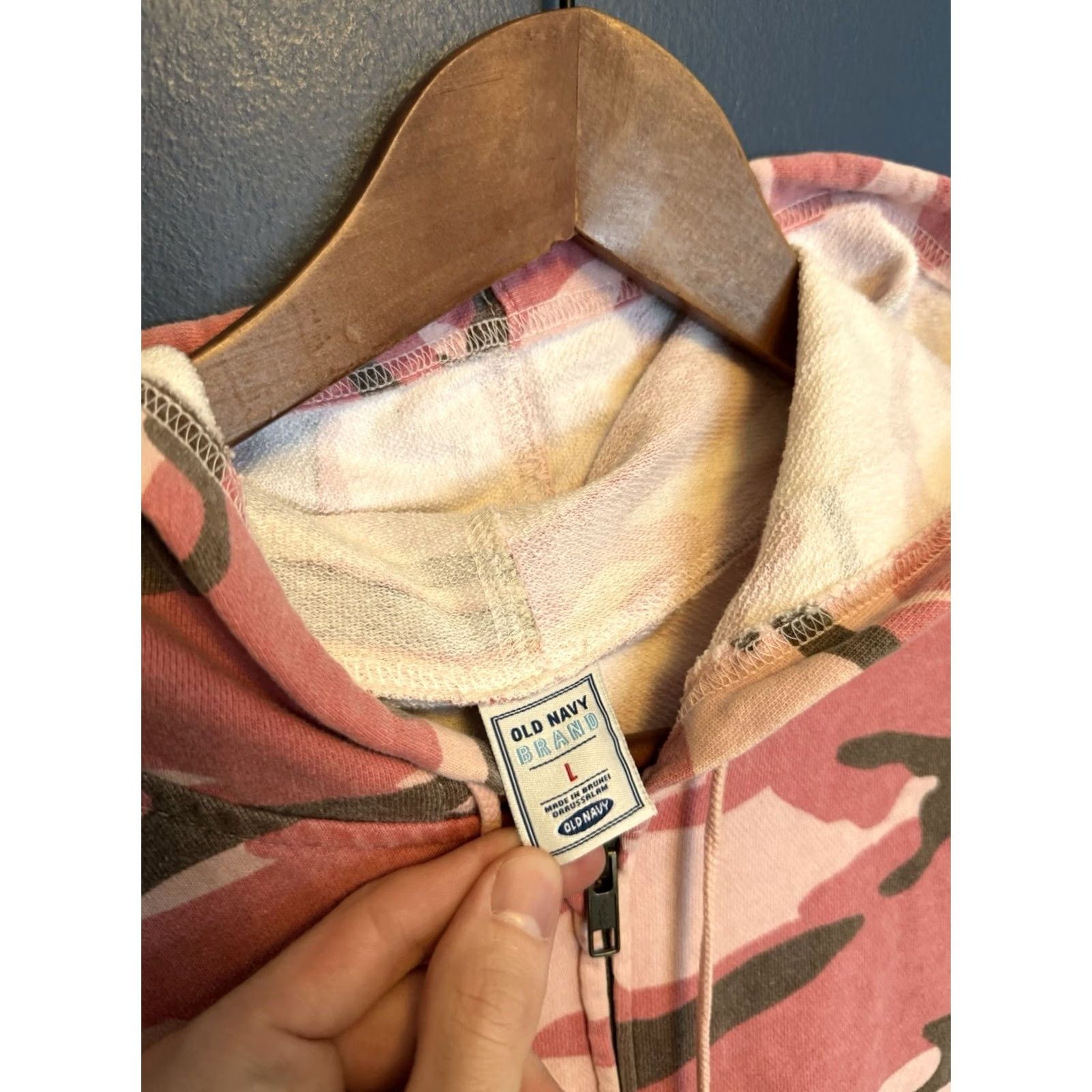 Old Navy Old Navy Y2K Pink Camo Zip Hoodie Women’s Large Size L / US 10 / IT 46 - 2 Thumbnail