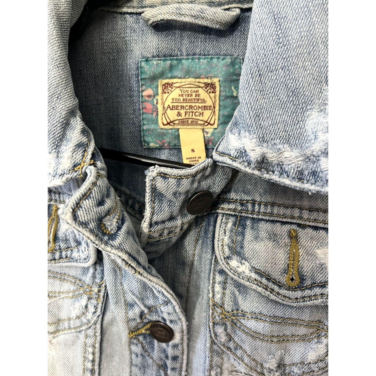 Abercrombie & Fitch Abercrombie & Fitch Women's Denim Jacket Blue Distressed Washed Size S Button Front Size 28" / US 6 / IT 42 - 3 Thumbnail