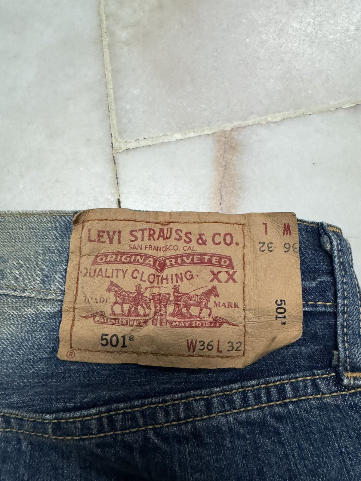Levi's 💥BUTTON-FLY💥90's LEVI'S 501 GRUNGE HONEYCOMB DISTRESS BAGGY Size US 35 - 20 Thumbnail