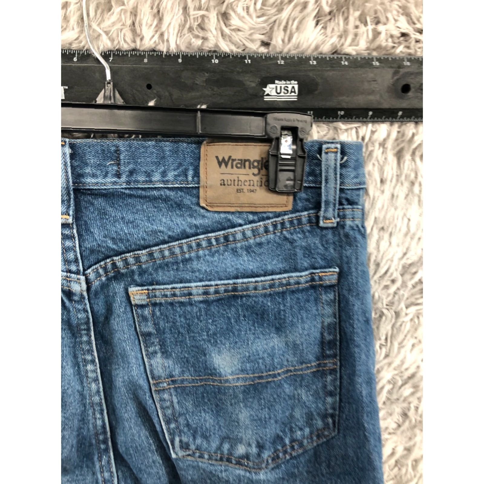 Wrangler Wrangler Jeans Straight Mens 33x32 Regular Mid Wash Blue Denim 5-Pocket Belt Loops Cotton Blend Size 33 Wrangler Brand Size US 33 - 6 Thumbnail