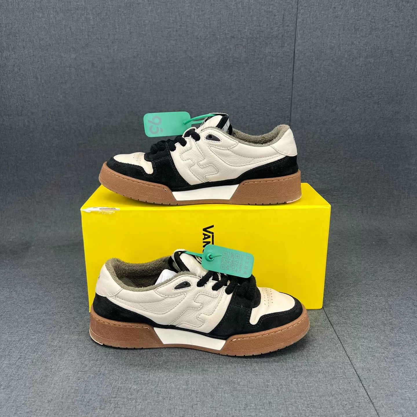 Fendi Fendi Match black and white size 37.5 like new Size US 7 / IT 37 - 2 Thumbnail