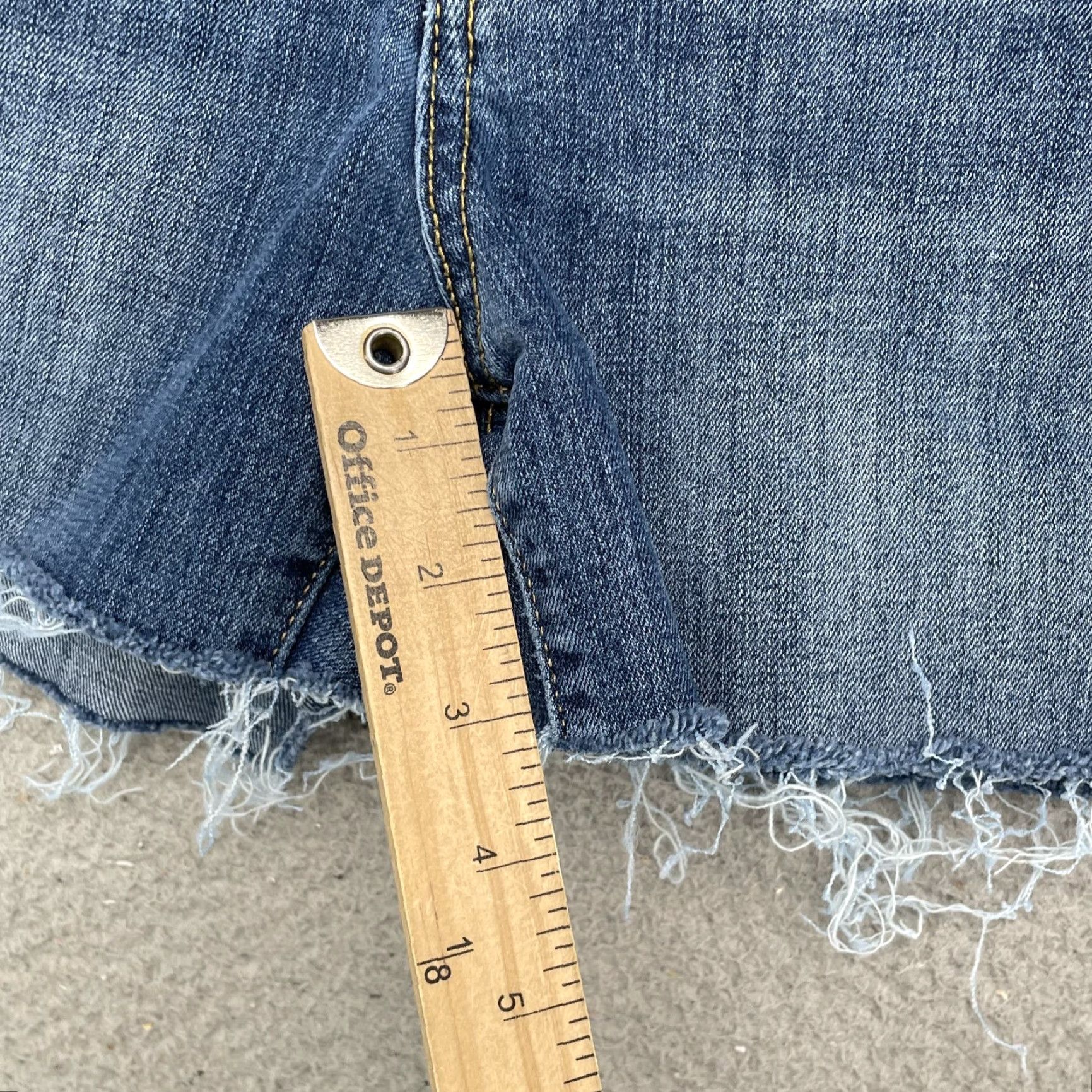 Old Navy Old Navy Jean Short Women 32* Raw Hem Y2K Rodeo Retro Daisy 90s Classic Academia Shirt Womens Denim Distressed Frayed 90s y2k cowboy skater surf Size 24" / US 00 / IT 34 - 3 Thumbnail
