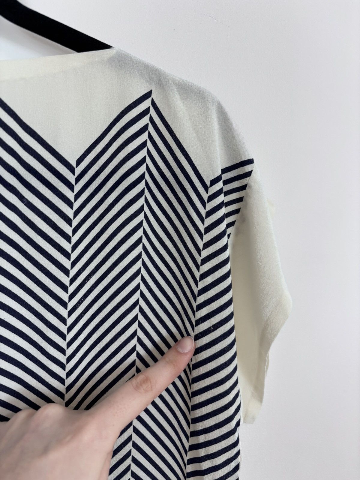 Gianfranco Ferre Vintage Gianfranco Ferre Women’s Herringbone T-Shirt Blouse Size M / US 6-8 / IT 42-44 - 9 Thumbnail