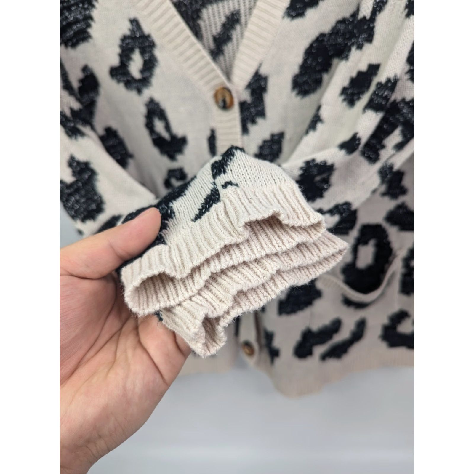 Vintage Umgee Cardigan Sweater V-Neck Animal Print Long Sleeve Beige M Size Large Medium Women Size M / US 6-8 / IT 42-44 - 2 Thumbnail