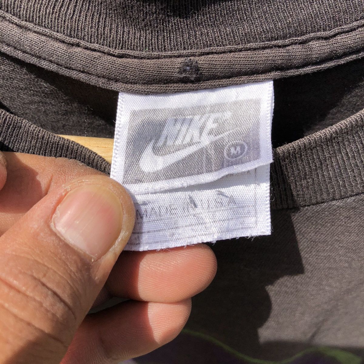 Vintage Vintage 90s Faded NIKE Big Logo Tshirt Size US M / EU 48-50 / 2 - 6 Thumbnail