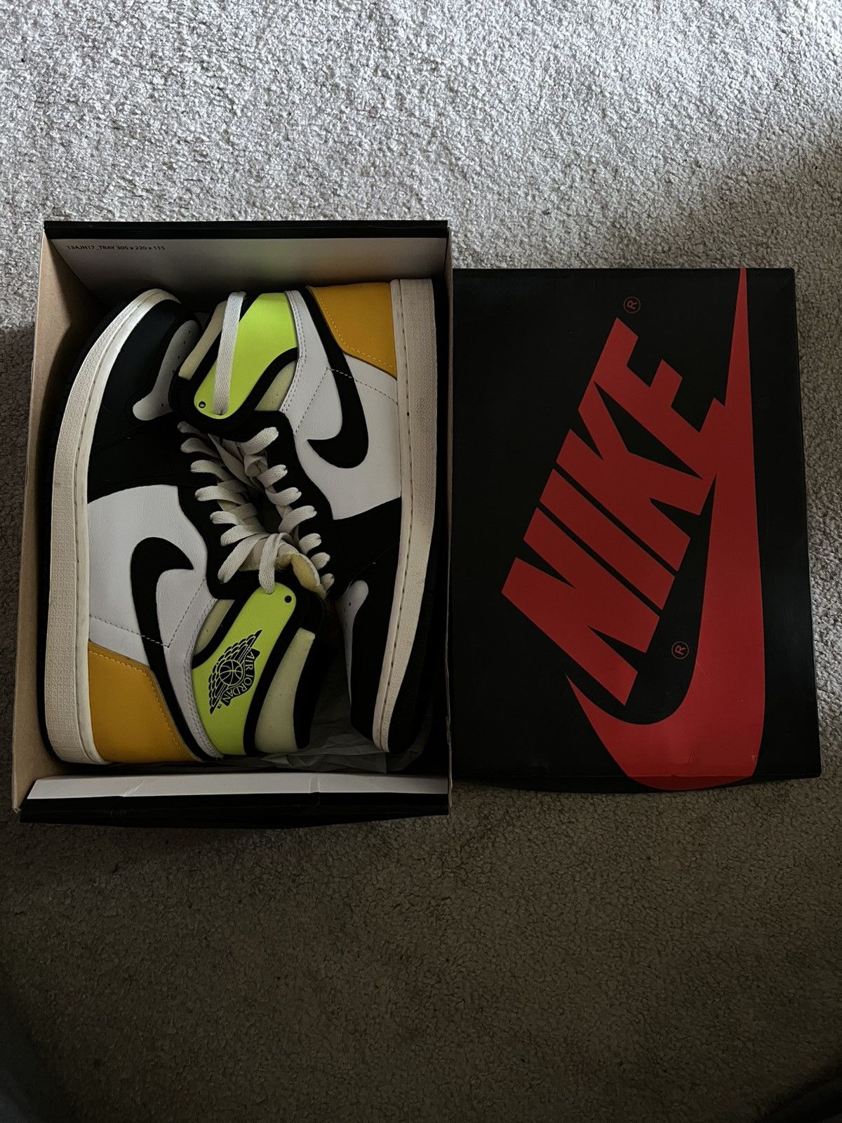 Jordan Brand × Nike Air Jordan 1 Retro High OG "Volt Gold" Size US 9 / EU 42 - 1 Thumbnail