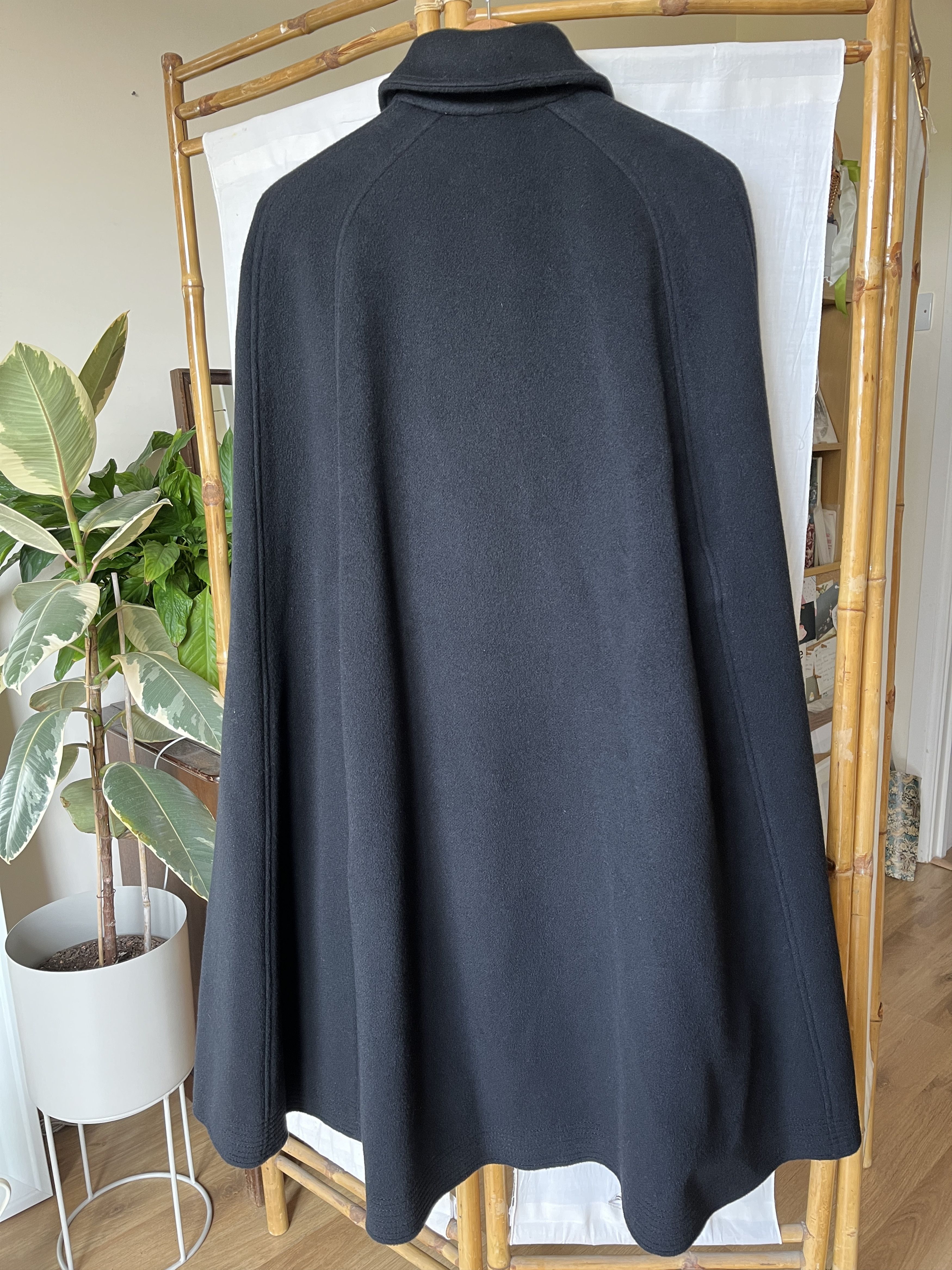 Burberry Burberry Cashmere Cape. Black. Medium. Size M / US 6-8 / IT 42-44 - 3 Thumbnail