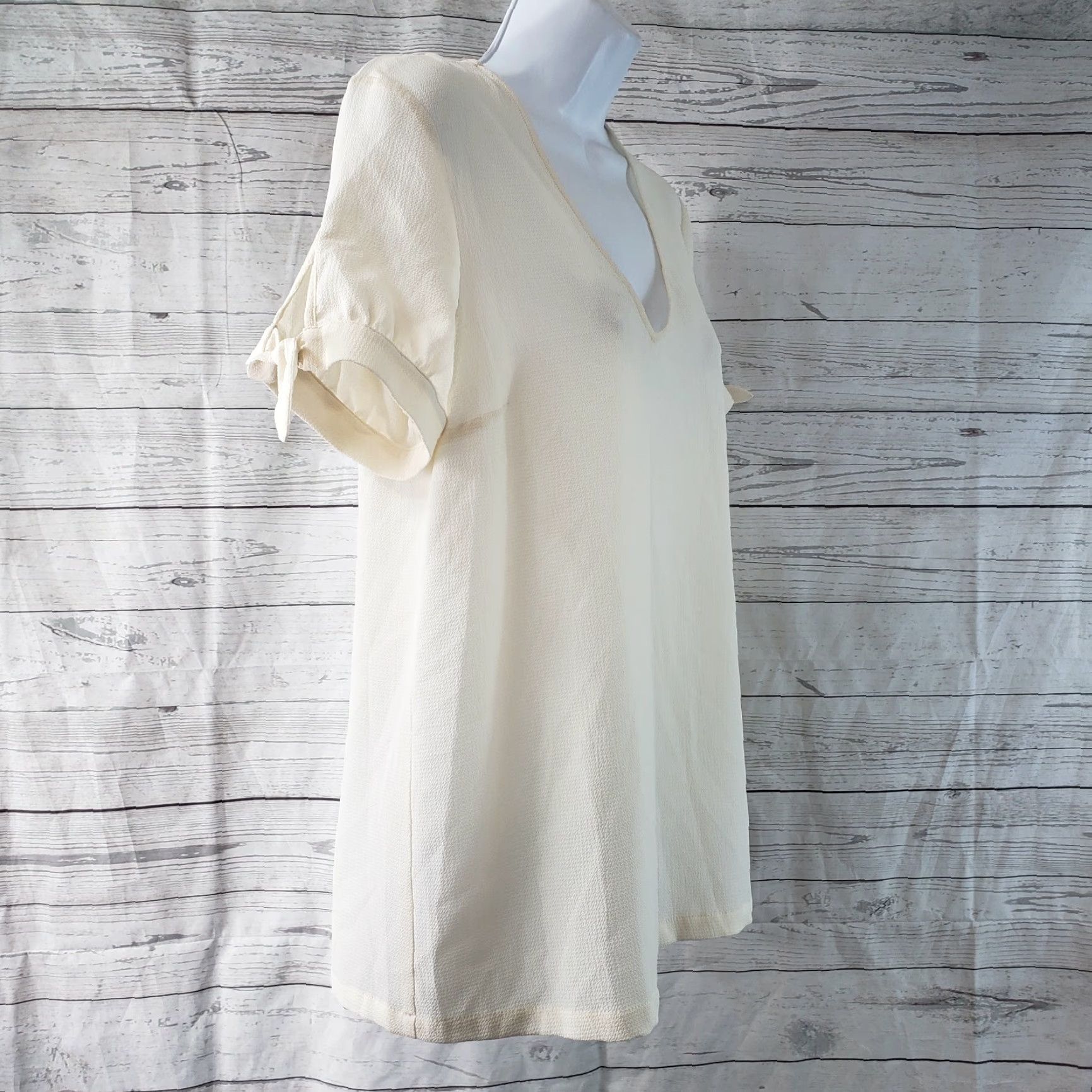 Vintage Modcloth Womens Blouse Short Sleeve V-Neck Solid Ivory M Adult Womens Blouse V-Neck Crema Ivory 90s Vintage? Size M / US 6-8 / IT 42-44 - 3 Thumbnail