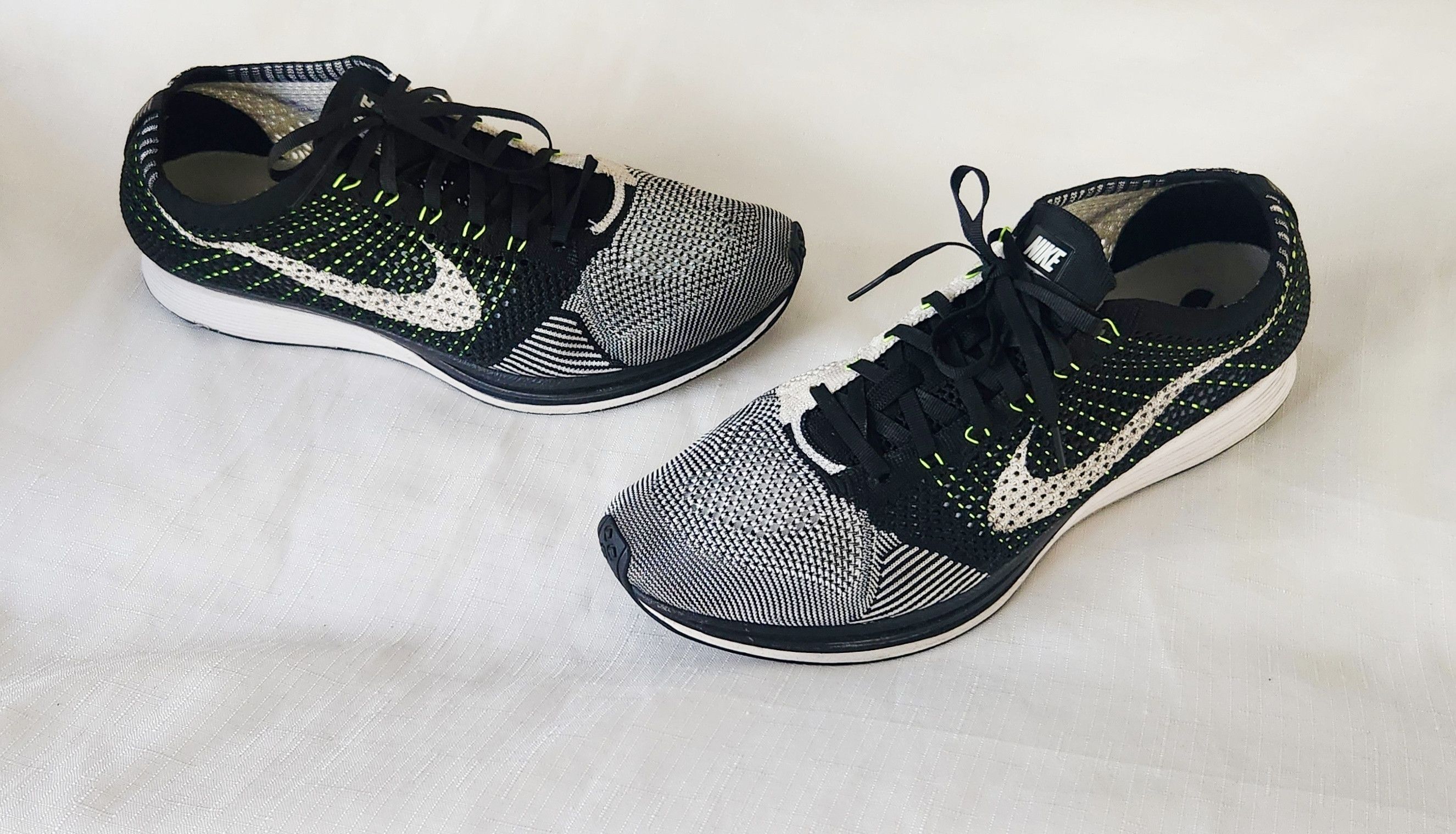 Nike Flyknit Racer Black White Volt 526628-011 Men's size 13