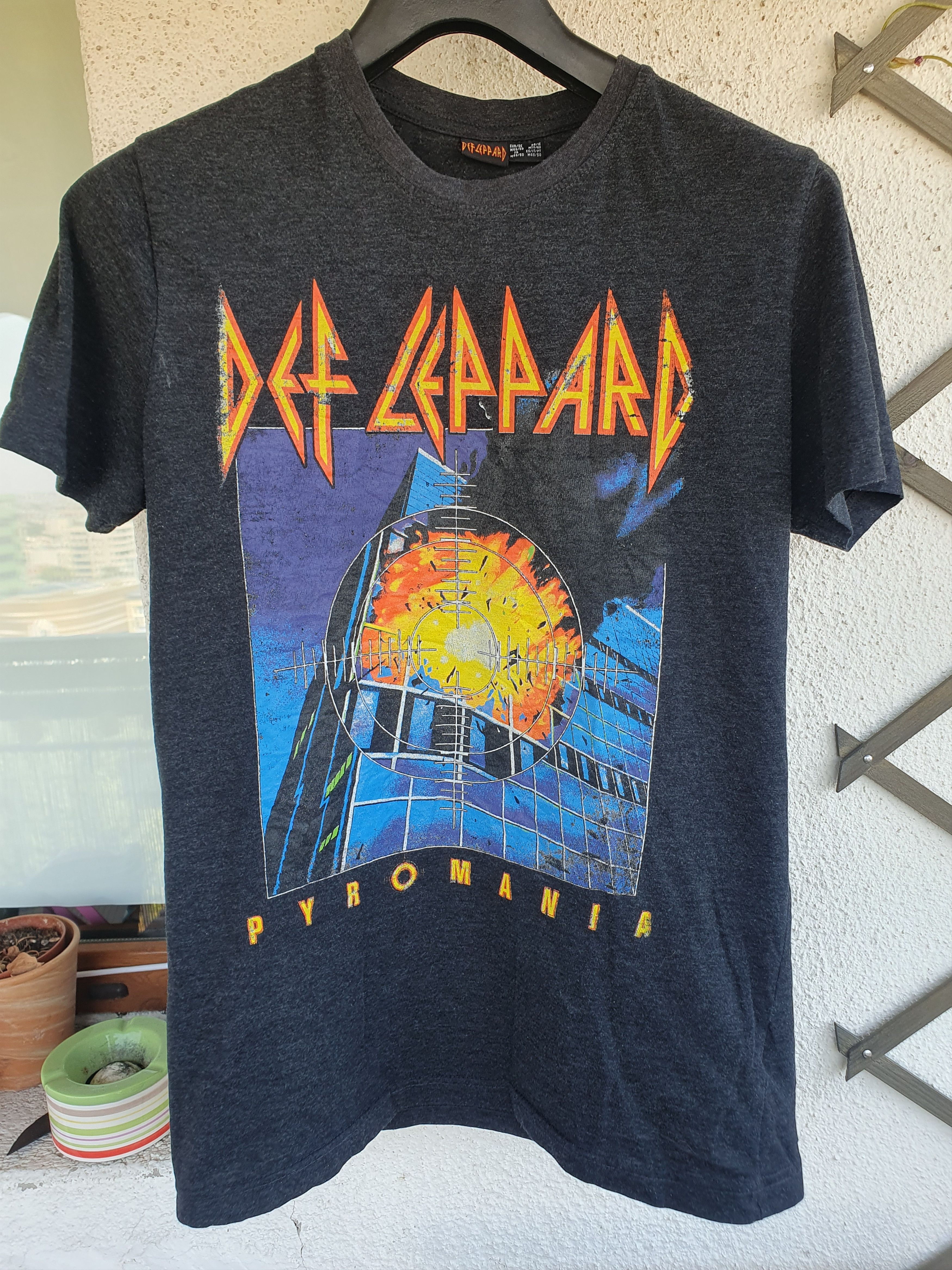 Band Tees Def Leppard Pyromania 2015 Band t-shirt sz M Size US M / EU 48-50 / 2 - 1 Thumbnail