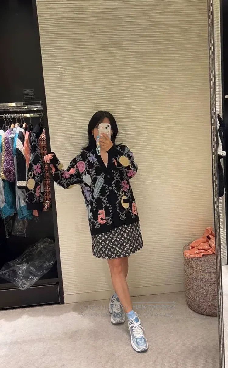 Chanel Chanel 22p black printed lion head button knitted cardigan Size S / US 4 / IT 40 - 6 Thumbnail