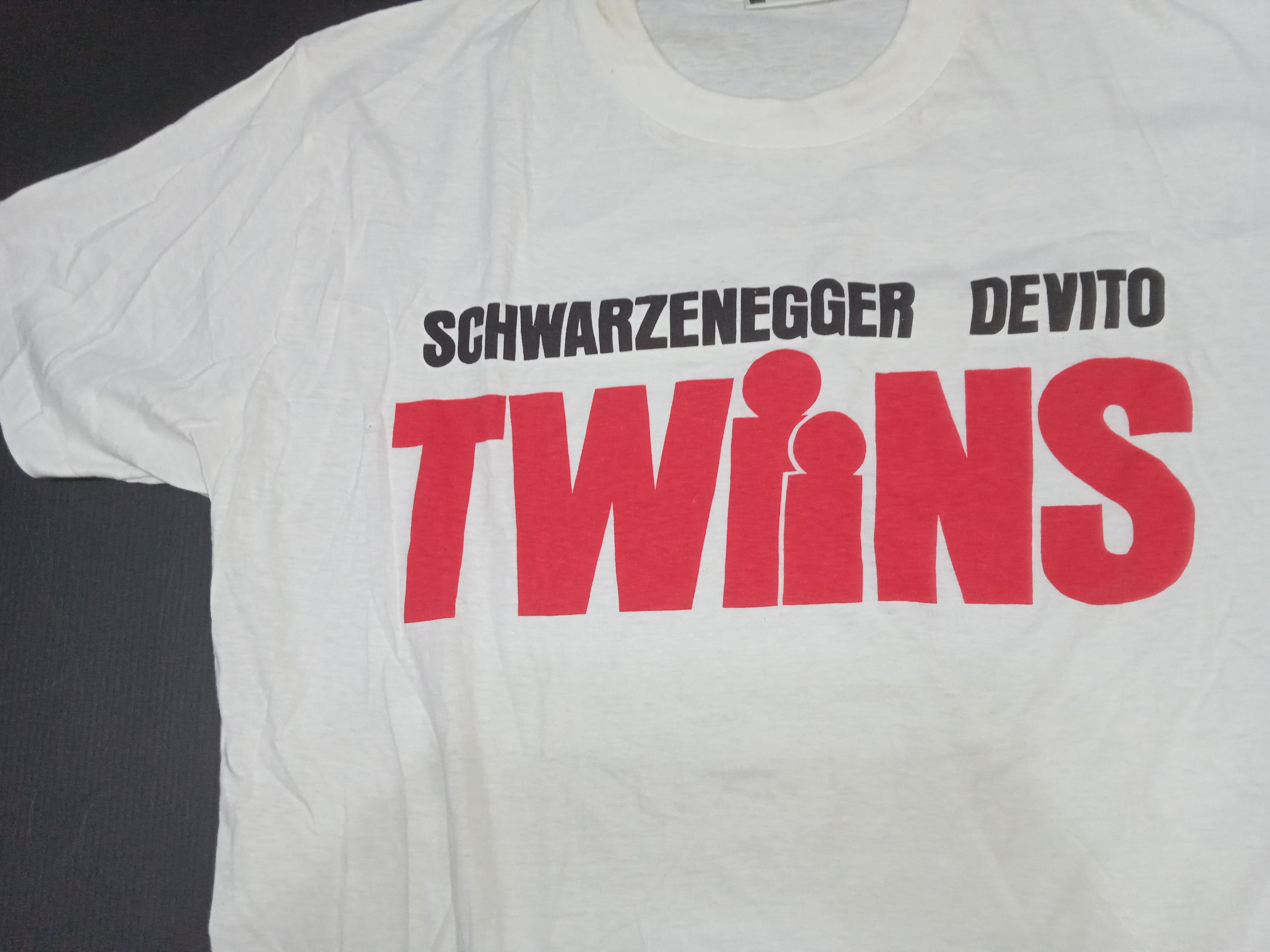Vintage Vintage 80s TWINS Schwarzenegger Devitto T-Shirt Movie Film Size US M / EU 48-50 / 2 - 3 Thumbnail