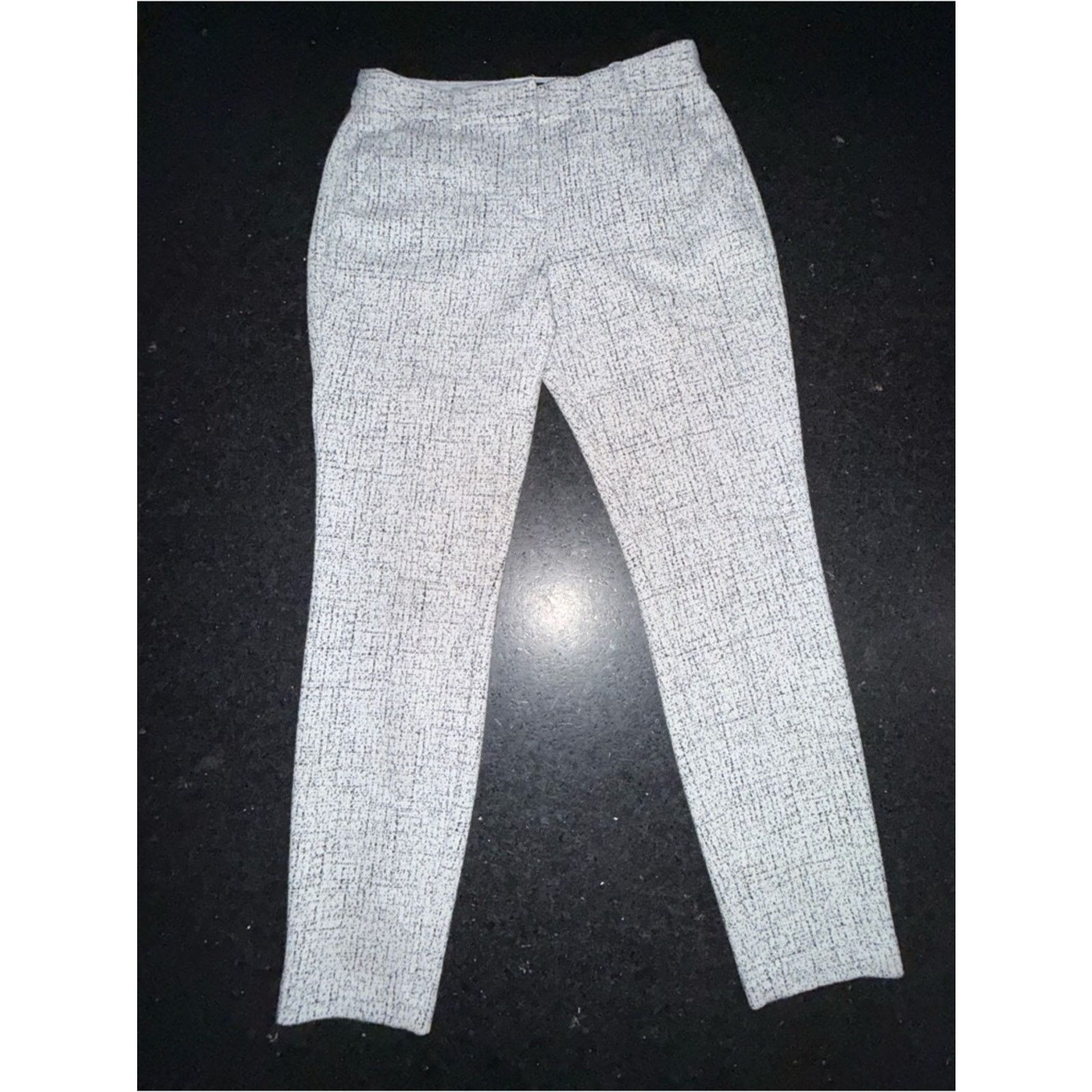 Express EXPRESS COLUMNIST ANKLE BLACK WHITE TEXTURED PRINT PANTS 8 Size 30" / US 8 / IT 44 - 1 Thumbnail