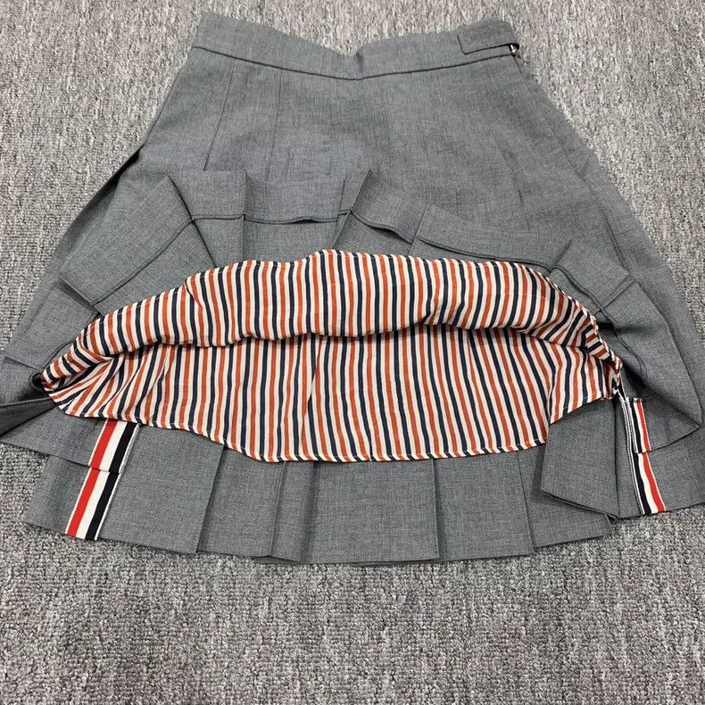 Thom Browne Thom Browne Pleated skirt 2506-Nextarrow Size 26" / US 2 / IT 38 - 4 Thumbnail
