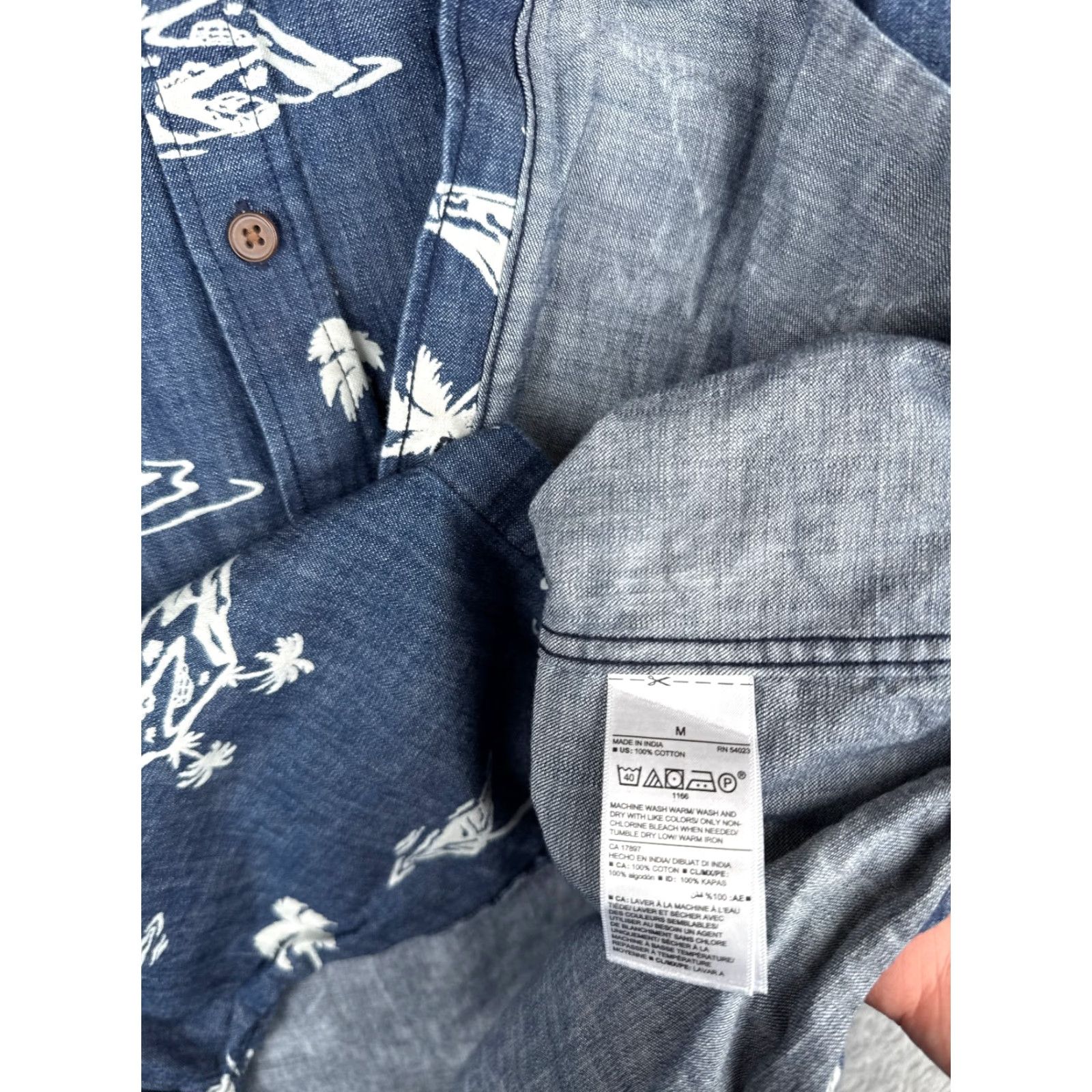 Old Navy Old Navy Hawaiian Shirt Men Medium Blue White Floral Slim Button-Up Cotton Size US M / EU 48-50 / 2 - 7 Thumbnail